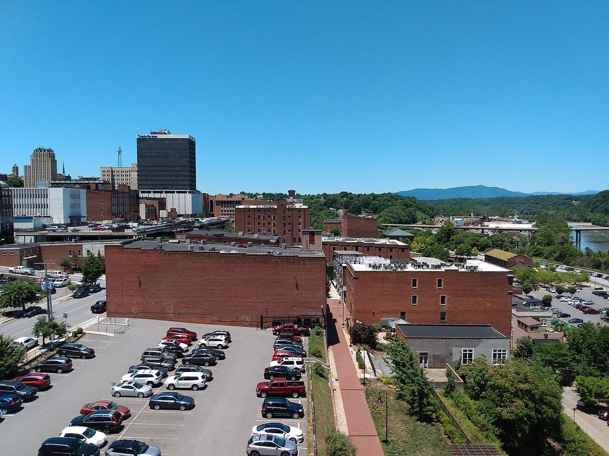 Bright object observed over Lynchburg, Virginia in the Blue Ridge foothills (1958)