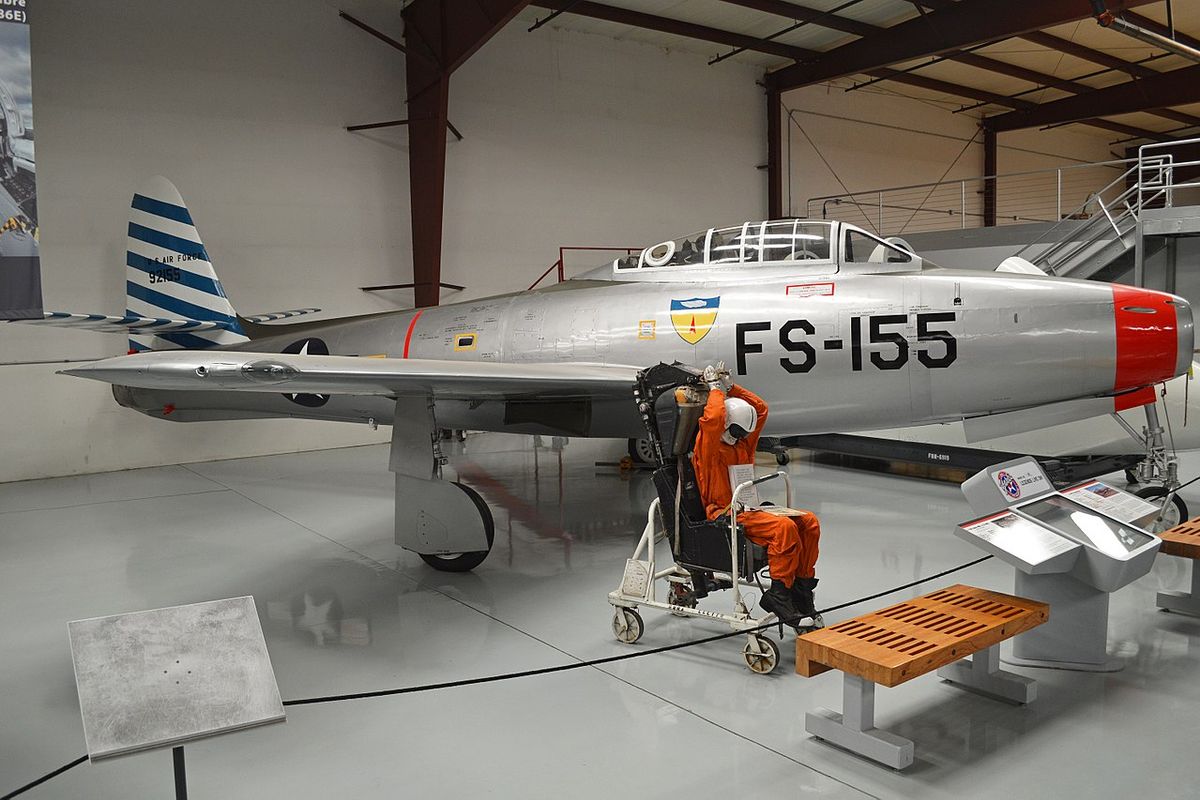 Unidentified object observed over Erding Air Depot in Bavaria, West Germany (1952)