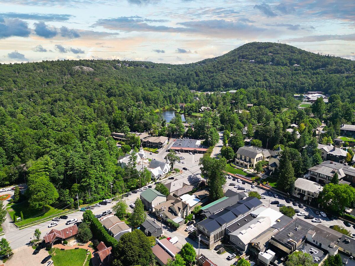Bright object observed over Highlands in the Blue Ridge Mountains, North Carolina (1956)
