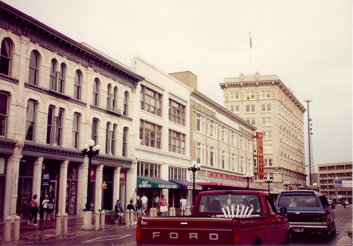 Fifth Blue Book unknown over the San Antonio military aviation complex (1953)