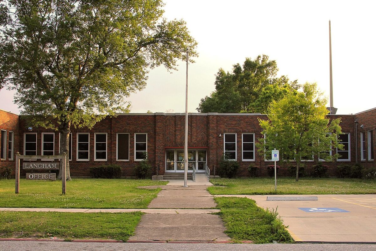 Bright object observed over Nederland near the Texas petrochemical coast (1966)