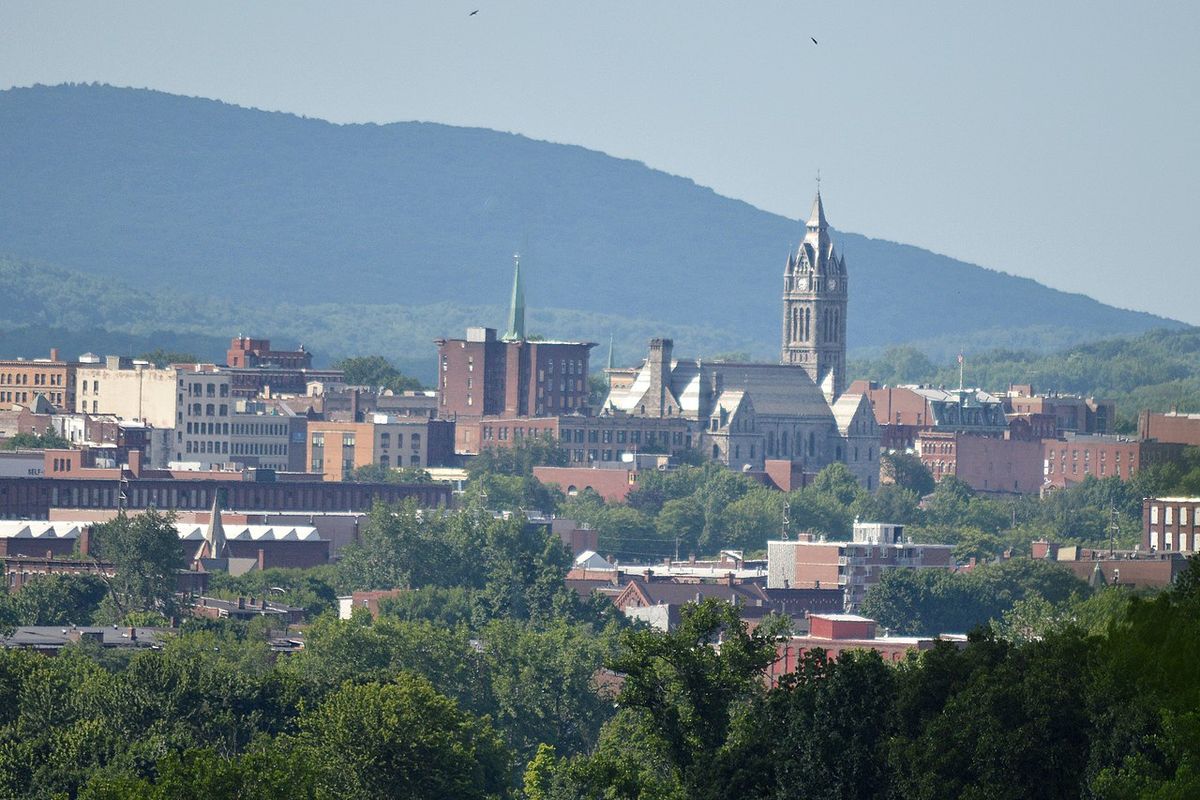 Bright object observed near Westover SAC base at Holyoke, Massachusetts (1952)